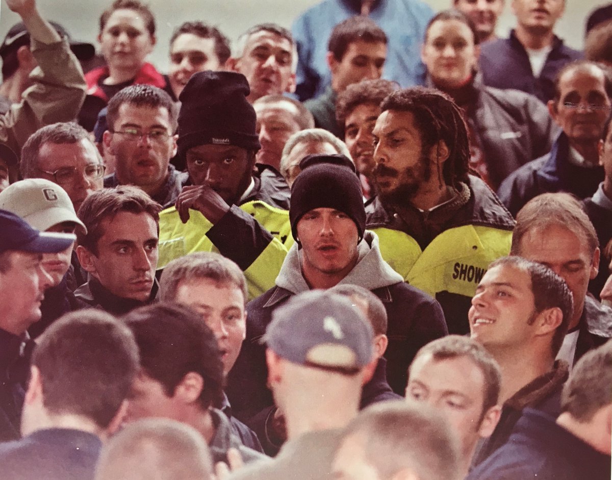 PeteMolyneux's tweet photo. Filbert Street 14 October 2000 Leicester 0 #MUFC 3. @GNev2 & David Beckham watch the game from the away end. Several United players have joined us on the terraces over the years, not always with stewards. David's father, Ted, to his left #TrueReds https://t.co/SgQn4lowS8