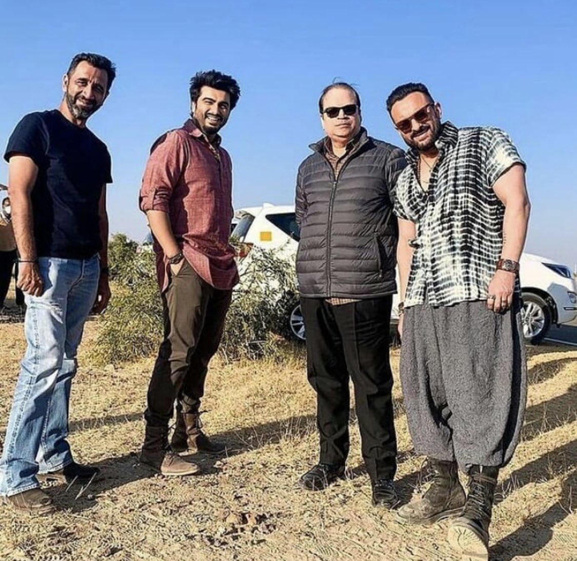 ArjunKapoorCafe's tweet photo. #BHOOTPOLICE💥👻
Poster looks intriguing with costumes of Ghost Hunters😀
Can’t wait🙌🏽12Sep2021
Get ready to scream with laughter
#NewNormalIsParanormal
@arjunk26
#SaifAliKhan @Asli_Jacqueline @yamigautam @jaavedjaaferi @RameshTaurani @PuriAkshai #pavankirpalani
#arjunkapoor https://t.co/1PeGiS53Lz