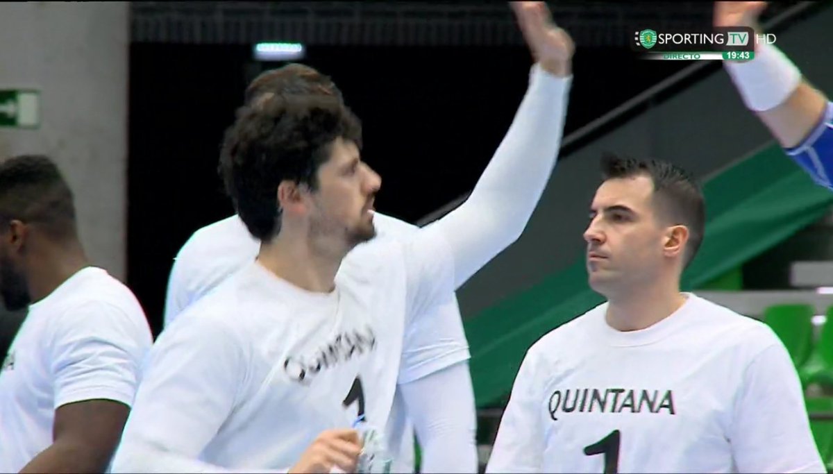 Força Leões 🦁🤾‍♂️💚

Bonita homenagem a Quintana de toda a equipa do Sporting 👌

#AndebolSCP