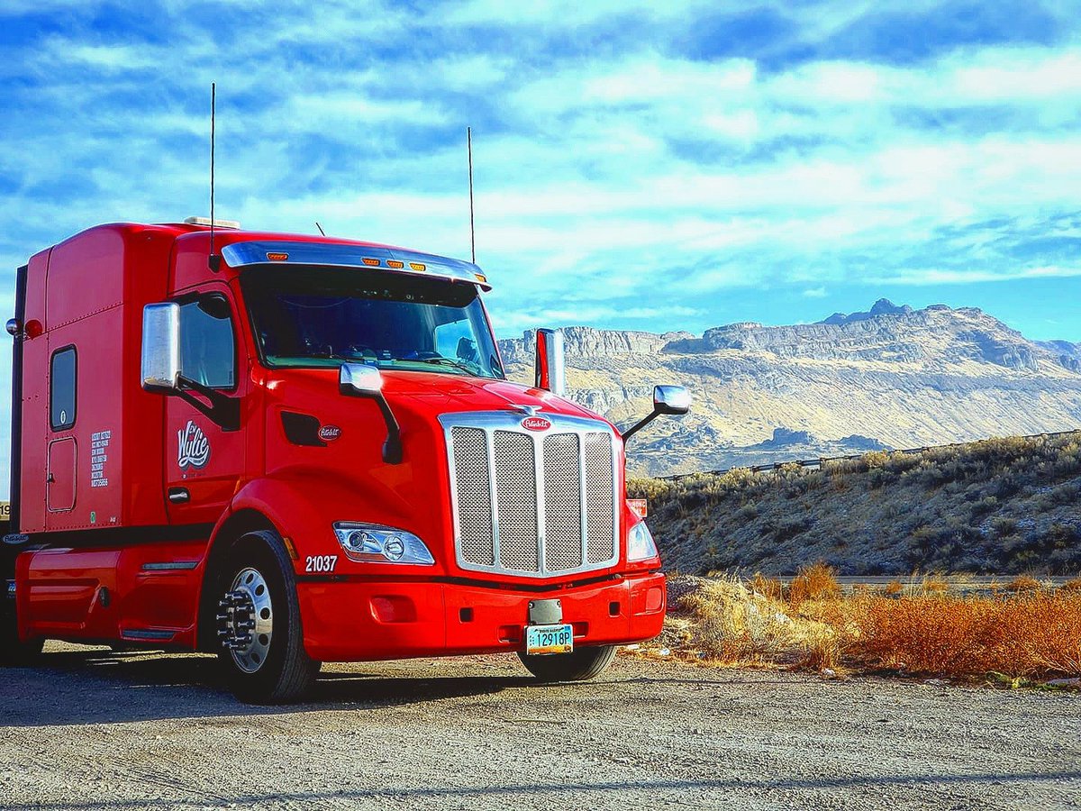 We can't decide what is better, the truck or the view!
#wylietough #dasekefamilycompany #trucking #cooltrucks 
📷: <a href="/ewwyliecorp/">EW Wylie Corporation</a> driver, Michael K