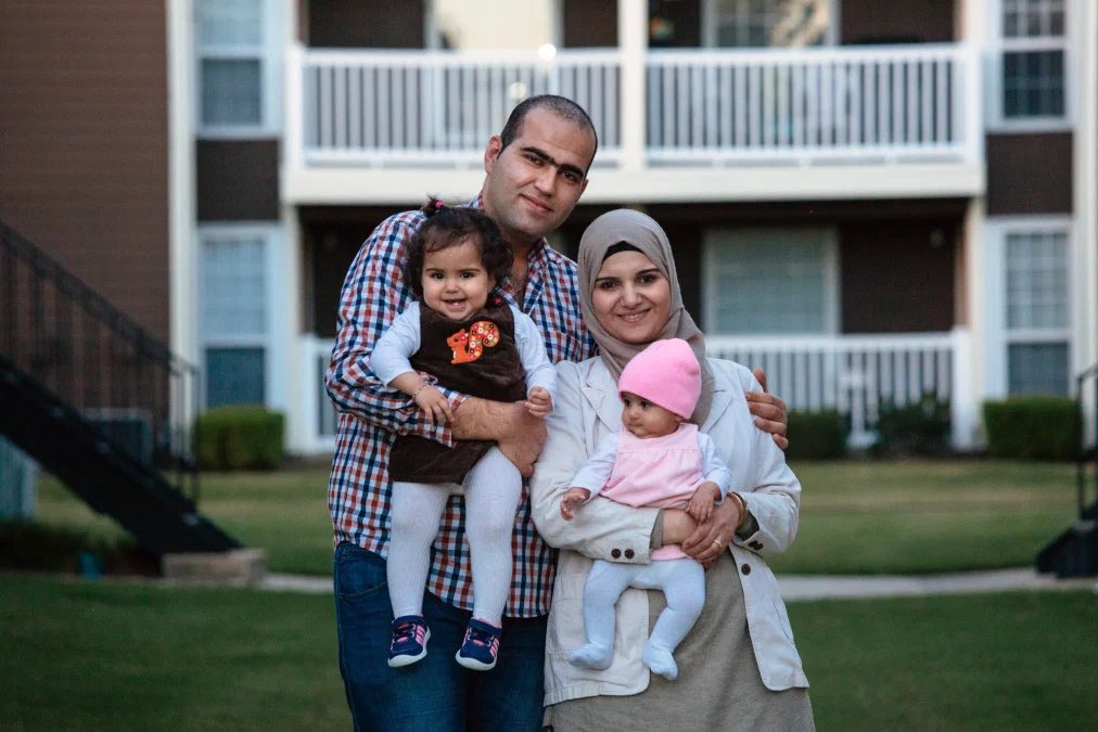 _SJPeace_'s tweet photo. Meet Shaza Alshaara and her family. A Muslim Syrian refugee who lives in Dallas, TX and loves to do volunteer work. She spent two nights cooking over 600 meals for those who were sheltered at the Dallas convention center.

A SHERO 

KNOW HER NAME 😭❤️ https://t.co/v3bGZgRhdn