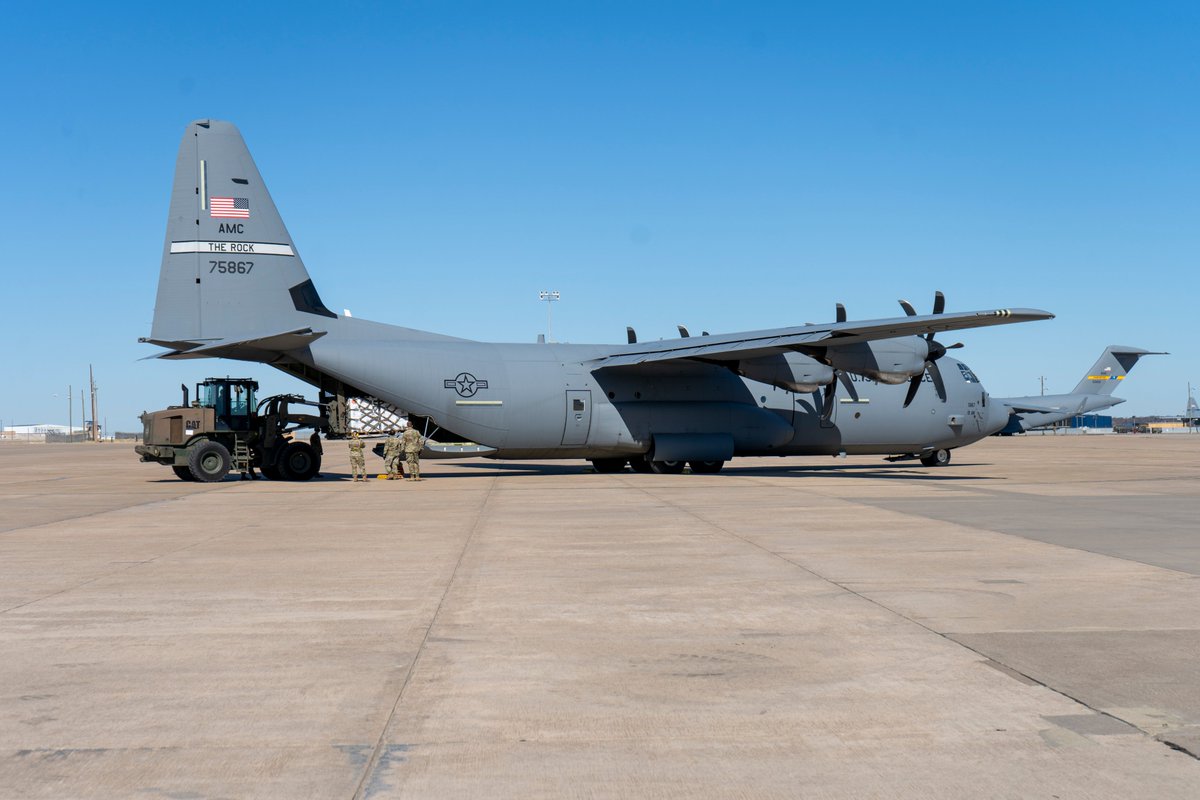 US_TRANSCOM's tweet photo. @usairforce Airmen from @LRAFB deliver emergency drinking water to #Texas ISO @fema and @USNorthernCmd  relief efforts. #TogetherWeDeliver #TexasWinterStorm2021 @AirMobilityCmd @618TACC https://t.co/a9aJDyTuES