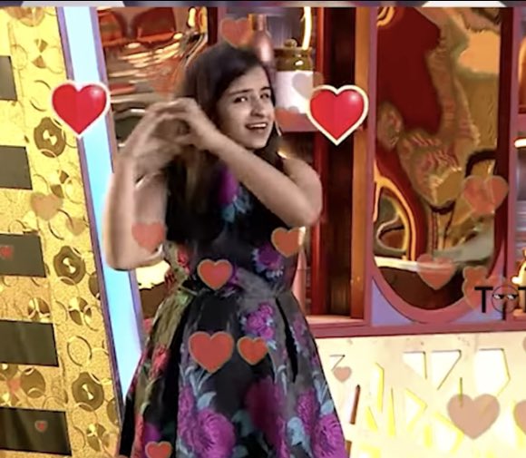 Butterf34056212's tweet photo. Expression queen Sivaangi. She is so spontaneous and natural. Cute and adorable every time. Her true talent is the number of expressions per second she can give. Expression express Sivaangi🤪😜🤨😛😄🥰 @sivaangi_k #cookwithcomali2 https://t.co/XT8ebdWarR