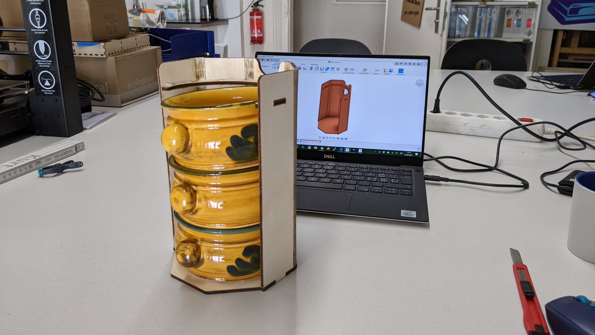 FabLab_Bern's tweet image. Die erste Variante generiert mit makercase.com und einigen #Inkscape Klicks fand bei der Kundin nicht richtig gefallen. Bei der zweiten, erstellt mit #Fusion360 und #LivingHinges, nickte sie zufrieden: kurtmeister.ch/projects.html