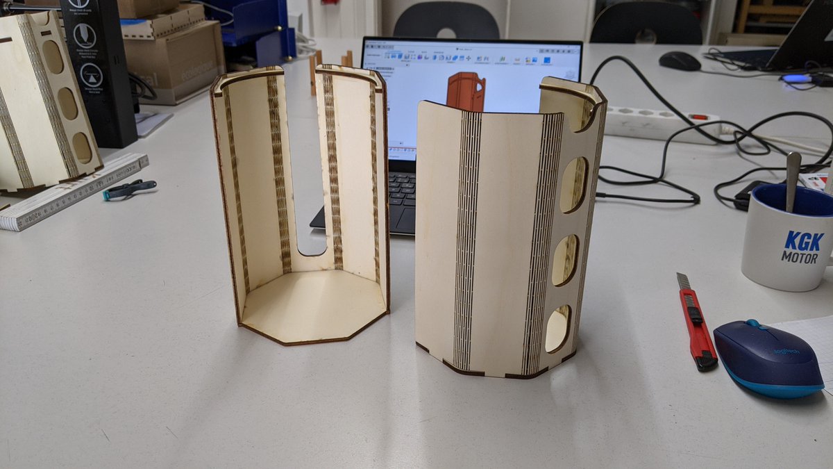 FabLab_Bern's tweet image. Die erste Variante generiert mit makercase.com und einigen #Inkscape Klicks fand bei der Kundin nicht richtig gefallen. Bei der zweiten, erstellt mit #Fusion360 und #LivingHinges, nickte sie zufrieden: kurtmeister.ch/projects.html