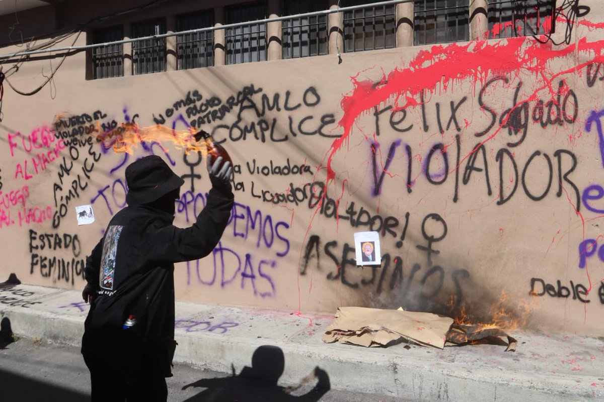 Diotimayluz's tweet photo. Guerrero está en llamas con la postulación de un violador como gobernador y @lopezobrador_  sostiene a su compadre #FélixSalgado ¿ya se lo contó ? @alferdez #UnVioladorNoSeráGobernador https://t.co/eMYYgtkqSQ