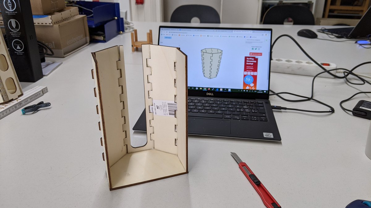 FabLab_Bern's tweet image. Die erste Variante generiert mit makercase.com und einigen #Inkscape Klicks fand bei der Kundin nicht richtig gefallen. Bei der zweiten, erstellt mit #Fusion360 und #LivingHinges, nickte sie zufrieden: kurtmeister.ch/projects.html
