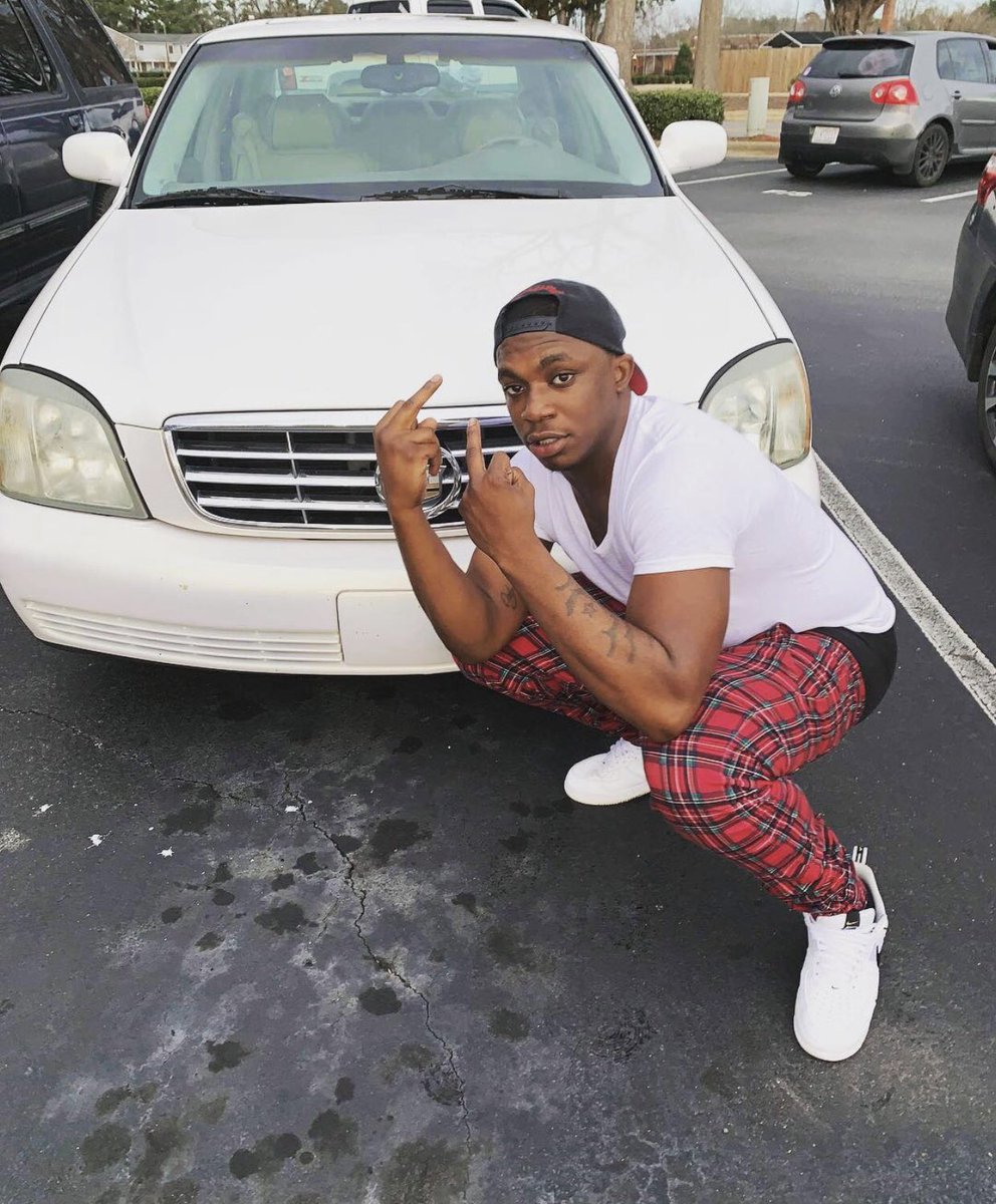 AleeyaJasmine's tweet photo. Visiting your grave is still so wild to me, you’re supposed to be here with us 💔 LONG LIVE MY FUCKING BROTHER AARON #BOSSUPFOREVER💸 https://t.co/pW4PGNuMea