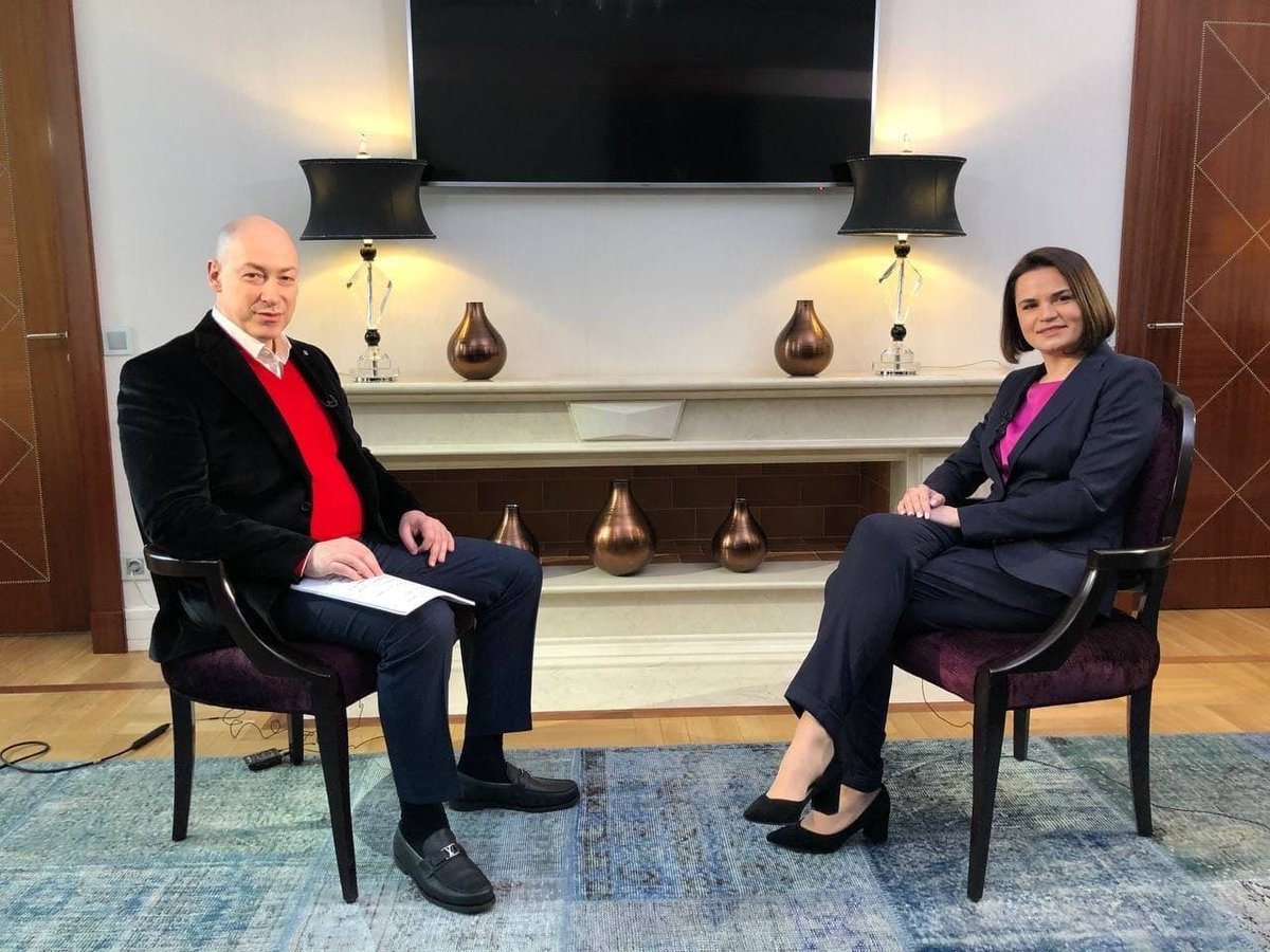 Vityzeva's tweet image. Тихановская наконец-то дала Гордону. В Литве.