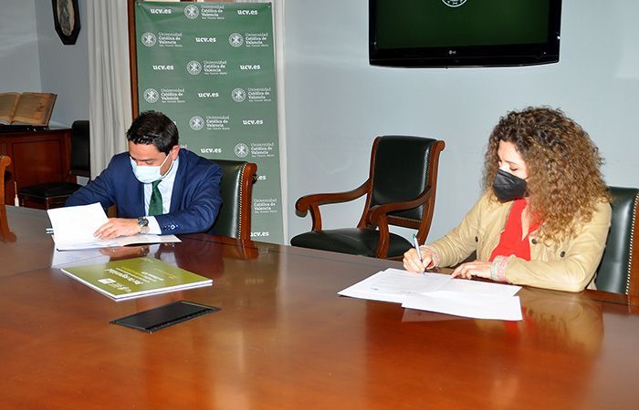 UCV_svm's tweet photo. Las Clínicas UCV realizan test de antígenos gratuitos a los vendedores del Mercado Central @MCentralVlc para mantener la seguridad ante sus clientes #CompromisoUCV https://t.co/hfsLUuTb2J https://t.co/McLeyxGbPo