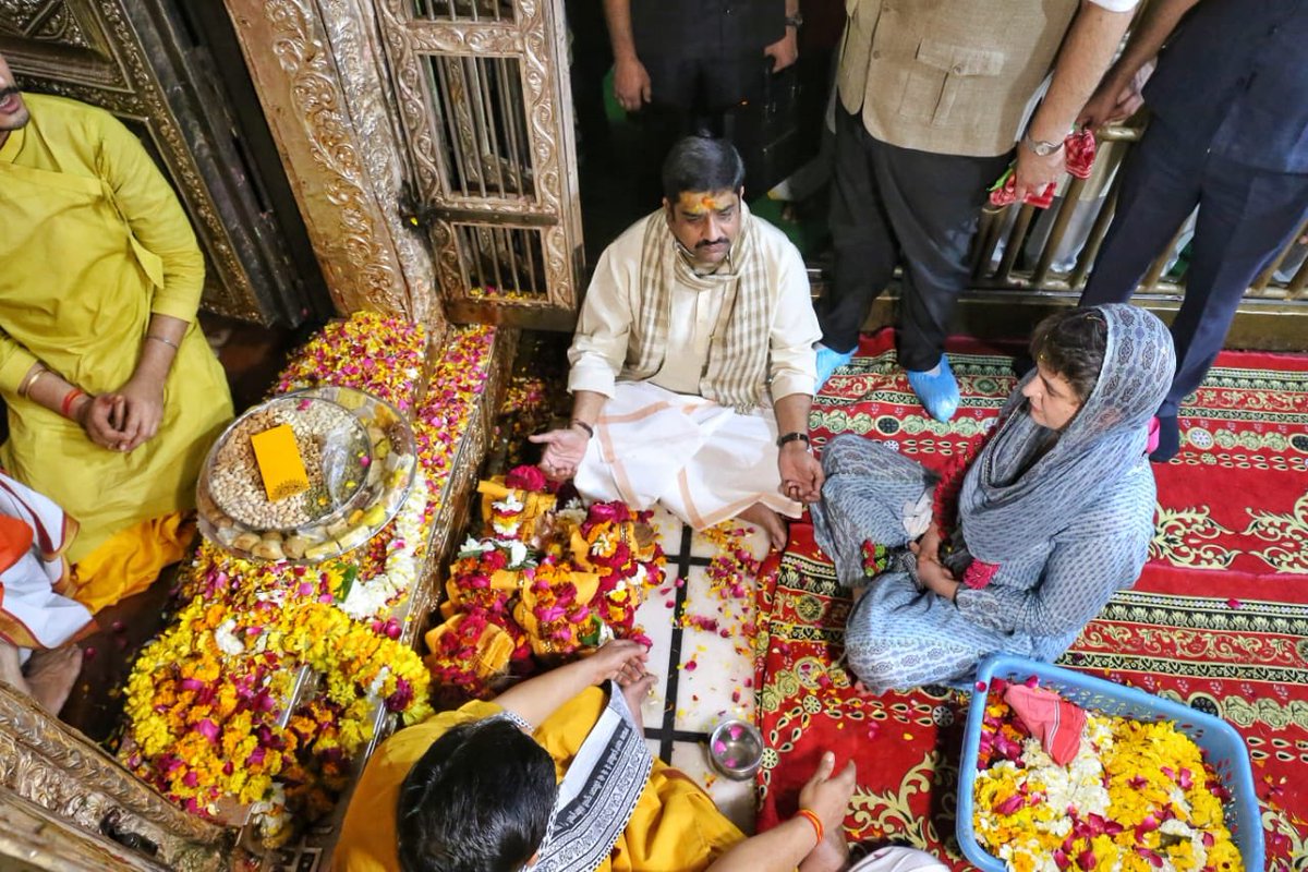 आज वृन्दावन में श्री बांके बिहारी लाल जी के दर्शन का सौभाग्य प्राप्त हुआ। स्वस्ति वाचन के साथ देहरी पूजन किया व बांके बिहारी जी की पूजा अर्चना की और माखन-मिश्री का प्रसाद वितरण किया। 

श्री बांके बिहारी लाल की जय।