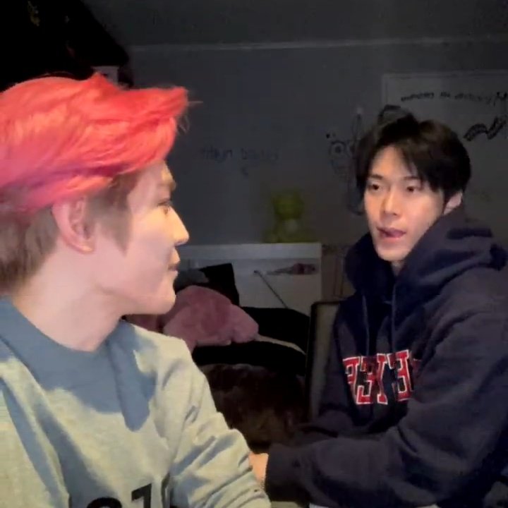 _soiisatohu's tweet image. "คือกูมีอะไรจะสารภาพ เมื่อเช้ากูหลงเรียกแฟนมึงว่าที่รักอะ ขอโทษนะ"

"เห้ยไม่เป็นไร เมื่อกี้กูก็พึ่งบอกกับแฟนมึงไปว่ารักนะคะ"