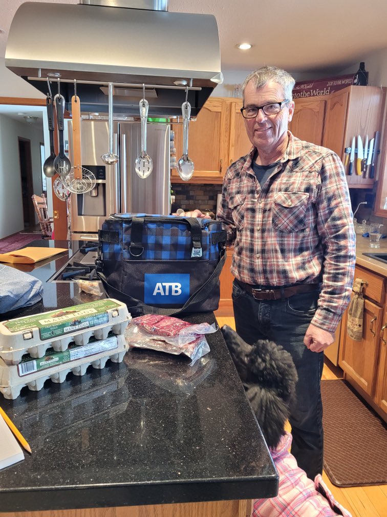 Thanks for dropping off breakfast <a href="/amytyrkalo/">Amy</a> and <a href="/ATBagriculture/">ATB Agriculture</a> for #confessionsofthecombine 🍻

#cdnagday #agtwitter