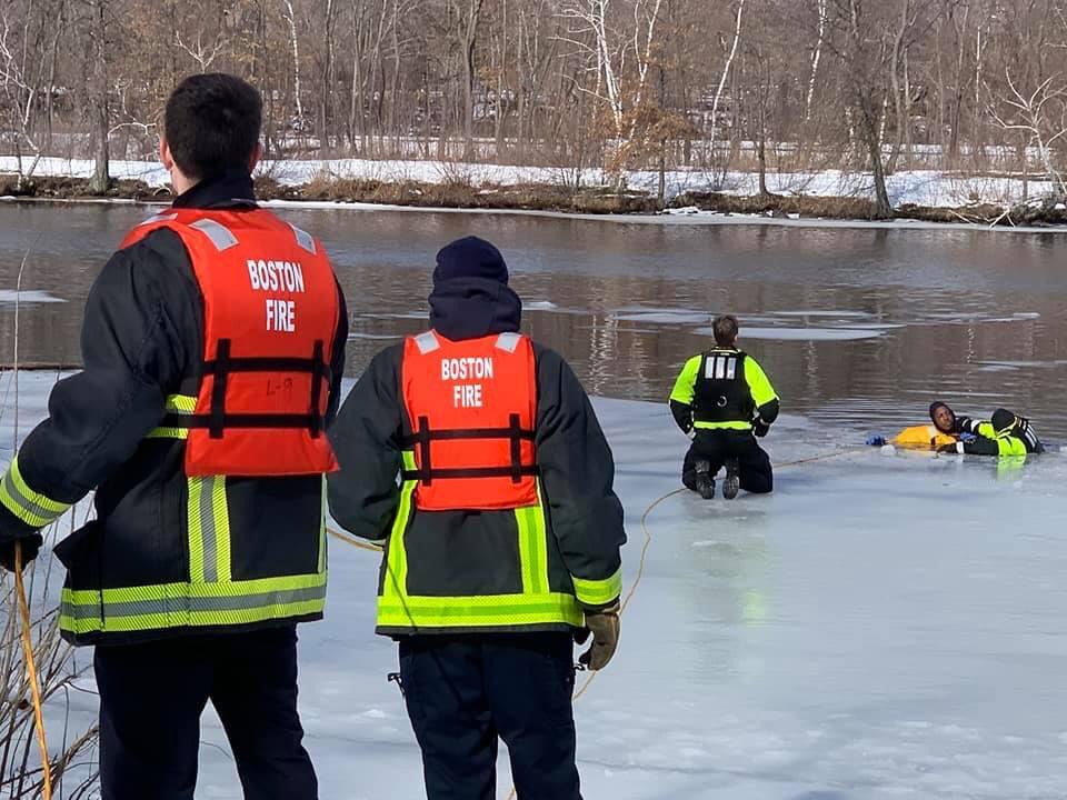 BFDRescue2's tweet photo. Companies are Ice Rescue Training on the Charles River. This is just one example of the continuous training our members go through each year. #BostonFire #BFDRescue2 #BFDRescue1 #BFDSpecialOperations #BFDEngine10 #BFDTowerLadder3 #BFDTowerLadder10 #BFDEngine42 #BFDEngine28 https://t.co/HqymISsalm