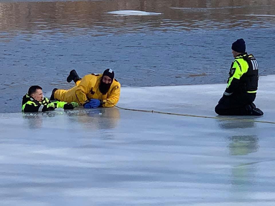 BFDRescue2's tweet photo. Companies are Ice Rescue Training on the Charles River. This is just one example of the continuous training our members go through each year. #BostonFire #BFDRescue2 #BFDRescue1 #BFDSpecialOperations #BFDEngine10 #BFDTowerLadder3 #BFDTowerLadder10 #BFDEngine42 #BFDEngine28 https://t.co/HqymISsalm