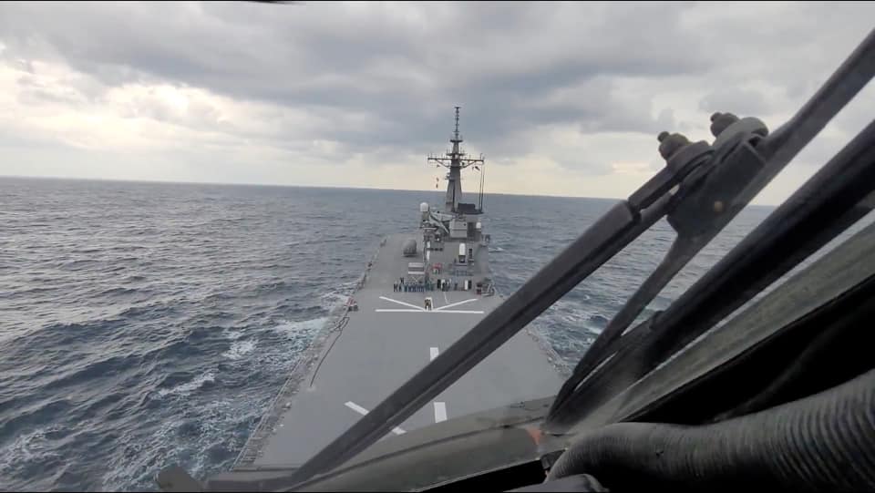 WP_Aviation's tweet photo. Daniel Barbella's recent cockpit view while he conducted deck landing operations in the UH-60L Black Hawk on the USS Benfold (DDG 65) with the Army Aviation Battalion Japan. 

@USPacificFleet @USForcesJapan https://t.co/P0PunEziMS