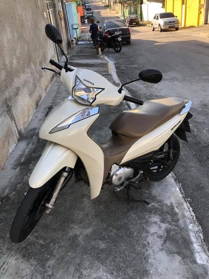 ThauadoGrau's tweet photo. Boa tarde Rapaziada MOTO FOI ROUBADA em caxias placa:RJJOA06 
É moto de trabalho e financiada😔
Só quem tem moto financiada sabe o sacrifício que é pra manter as parcelas, imagina ter que pagar sem ter a MOTO pra trabalhar 🤦🏾‍♂️ é foda 
Quem puder dar Rt vai ajudar pra crlh 💪🏽❤️ https://t.co/vjRFSI0Qri