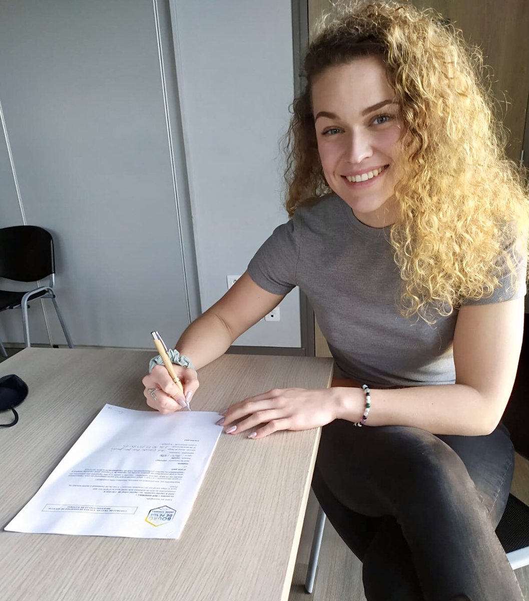 camille_dpst's tweet photo. Très heureuse de vous annoncer que je serai encore péagoise la saison prochaine 🐝💙💛

Merci au club et aux dirigeants pour la confiance renouvelée malgré ma blessure 🙌🏻 @bdphandball 

#oneyearmore #newcontract #happyandgrateful #teamBDP #comeon #recovery #illbeback #neverstop https://t.co/I9ftravDkz