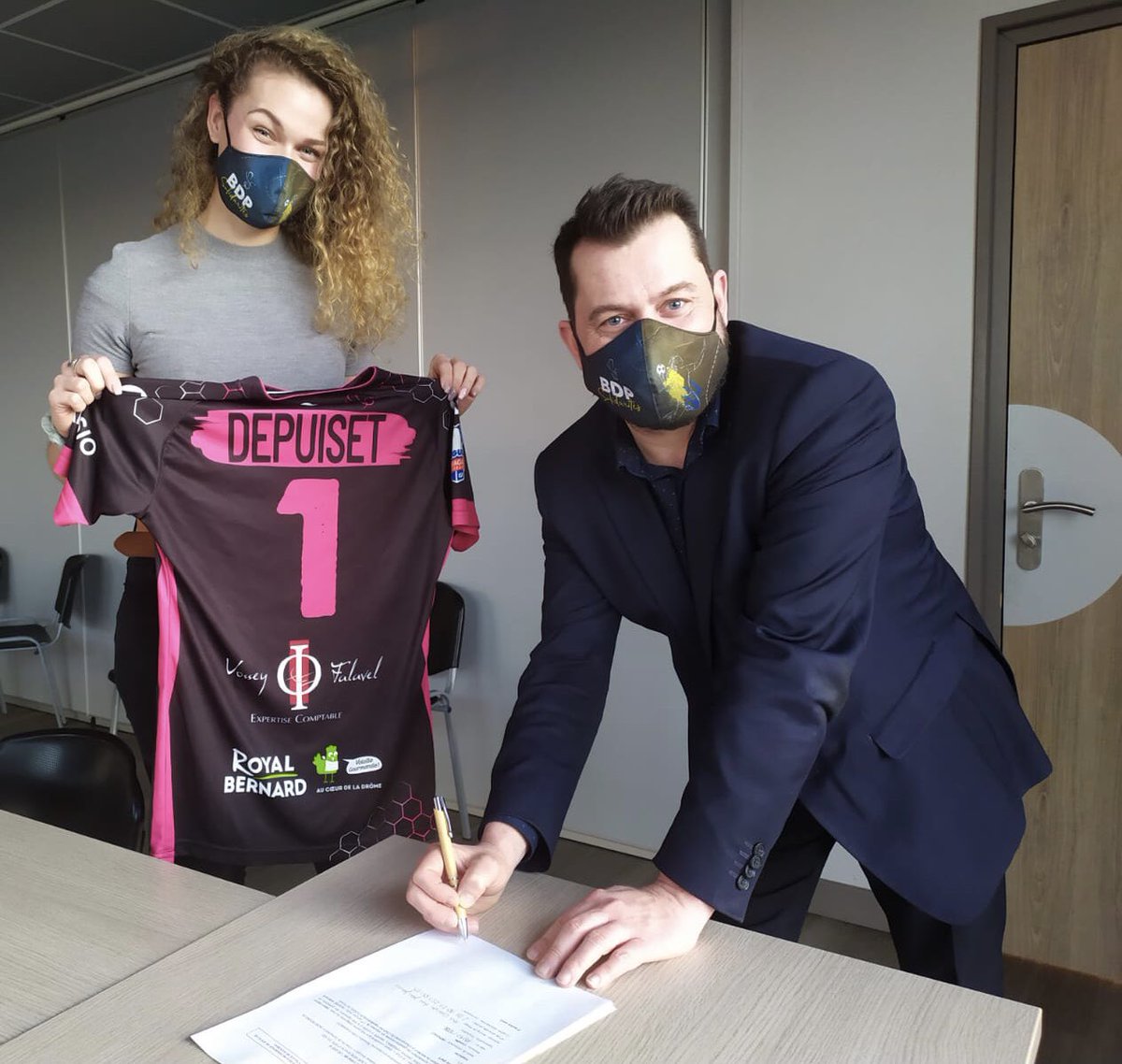 camille_dpst's tweet photo. Très heureuse de vous annoncer que je serai encore péagoise la saison prochaine 🐝💙💛

Merci au club et aux dirigeants pour la confiance renouvelée malgré ma blessure 🙌🏻 @bdphandball 

#oneyearmore #newcontract #happyandgrateful #teamBDP #comeon #recovery #illbeback #neverstop https://t.co/I9ftravDkz