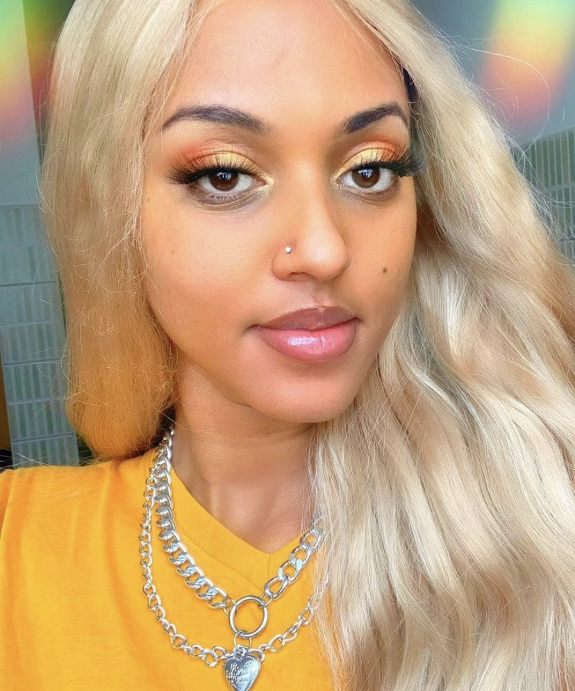 HHGLAM2's tweet photo. Have you ever seen a queen shine this bright!?💛👑 @itsyungbeyt wearing our #SWEETHEARTLIPGLOSS 😍 https://t.co/GfBBEaajtF