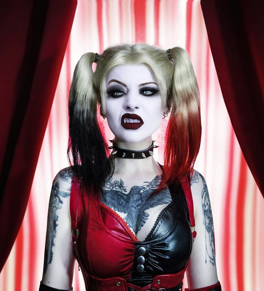 #harleyquinn #cosplay by @faerie_blossom || photo by <a href="/andreas_kinder/">Andreas Kinder</a> | Costume by <a href="/simcosplay/">SIMCOSPLAY</a> ||| #joker #batman