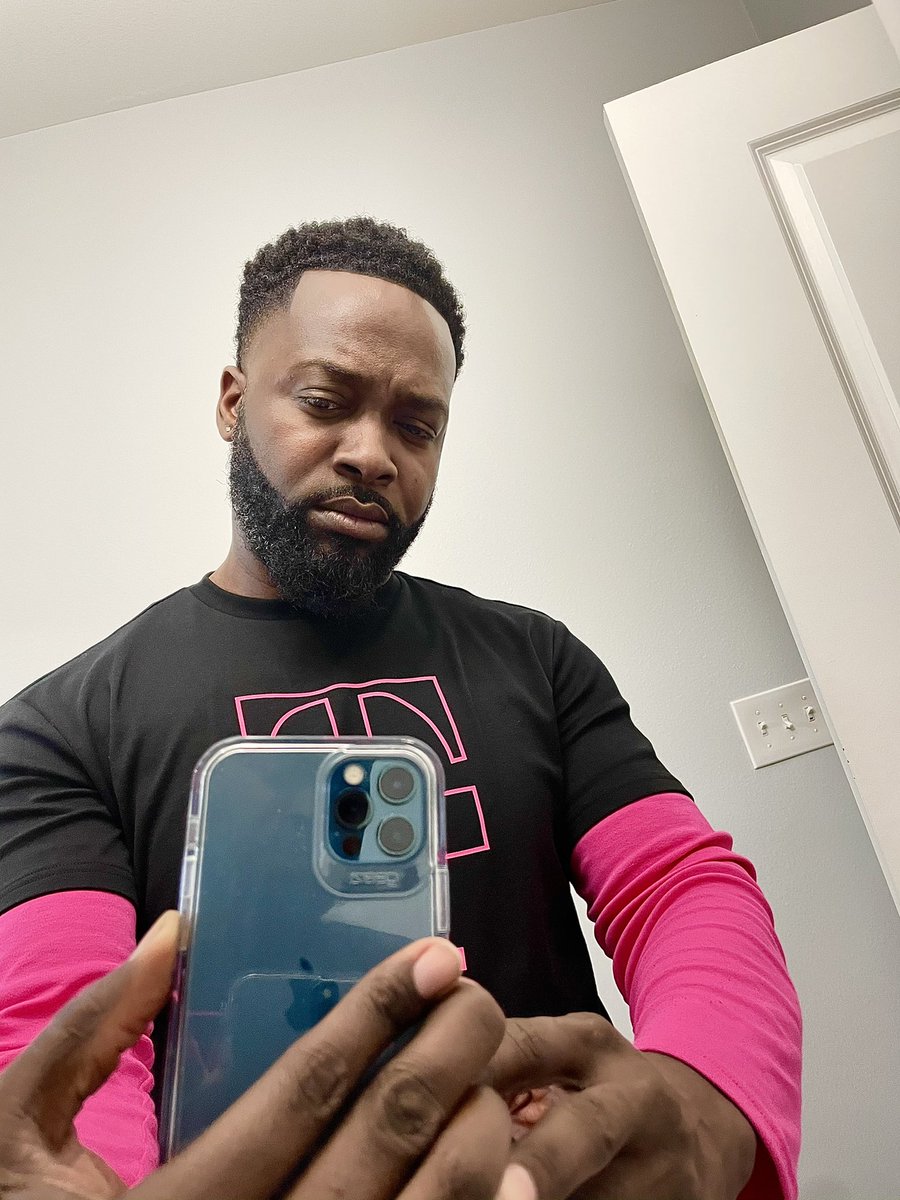 When you feeling yourself in your magenta gear😂😂🤣🤣 hopes this makes someone laugh!! Have a good one!!! #magentalife