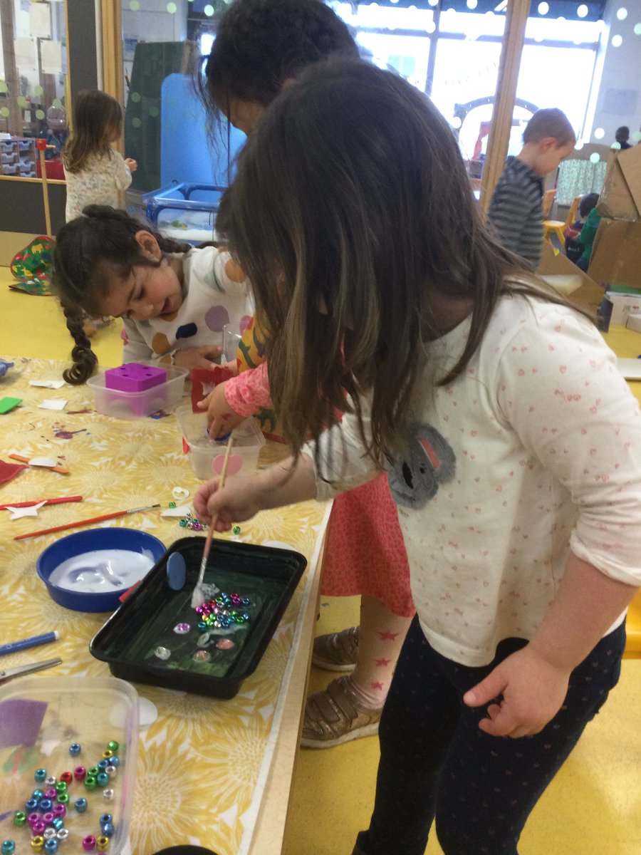 HS_Nursery's tweet image. Today we have been busy making pirate boats, we discussed if they would sink or float. #problemsolving #earlyyearsnumeracy