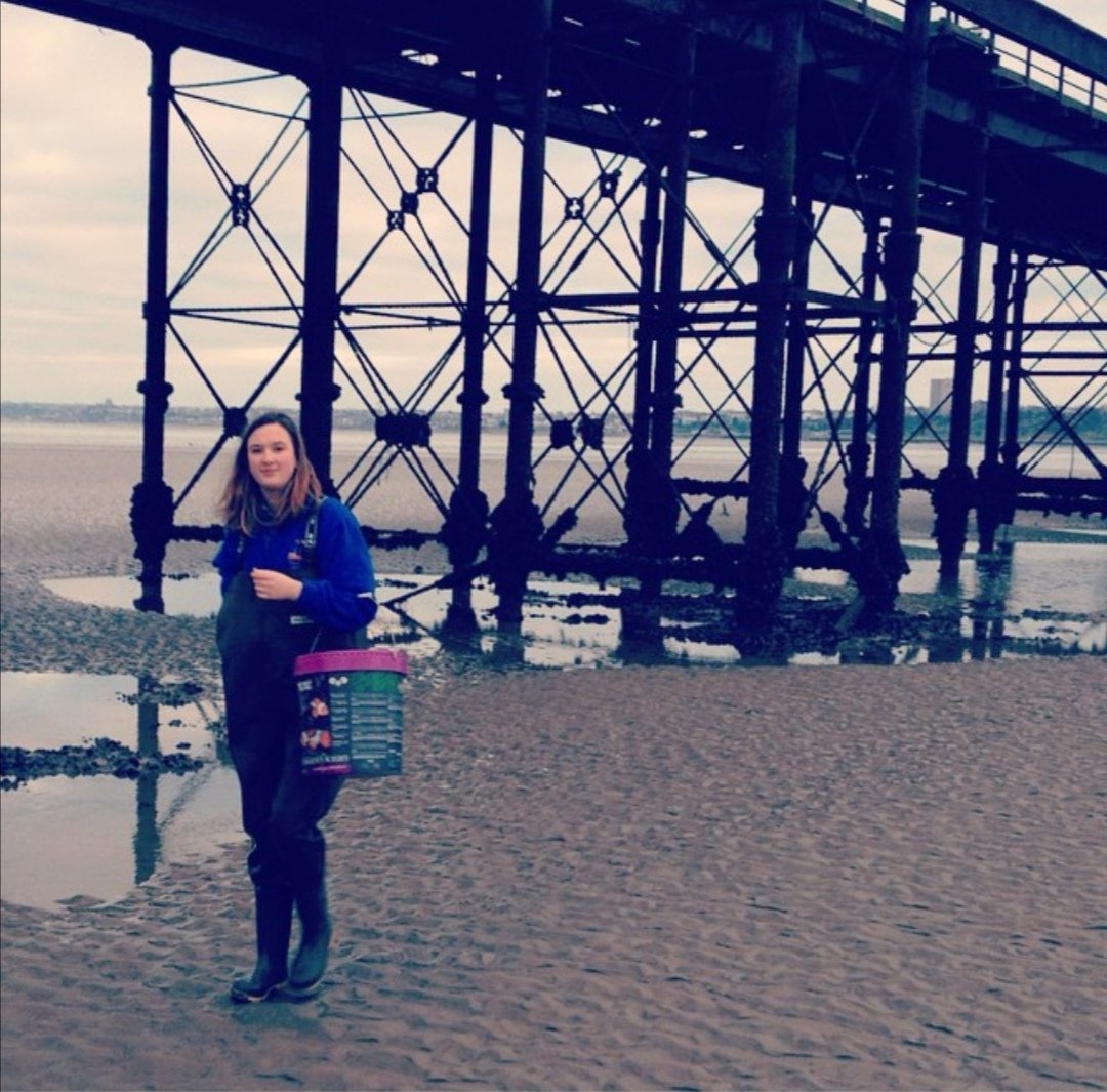 EarthElise's tweet photo. Making that salt bucket fashion since 2014 💀

#ThrowbackTuesday #marinebiology #aquarist #womeninwaders #fieldwork #conservation #itscalledfashion https://t.co/ebWSb6S3YB