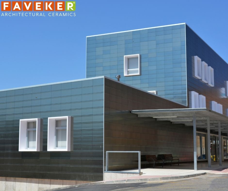 🔸Centro de salud con piel cerámica porcelánica fabricada por extrusión en acabado metalizado, color titanio.

🔸Proyecto de @pemanyfranco 

#fachadasventiladas #ventilatedfacade #faveker #gresaragon #envolventetermica #architecture #ceramics #ceramica #thermalenvelope
