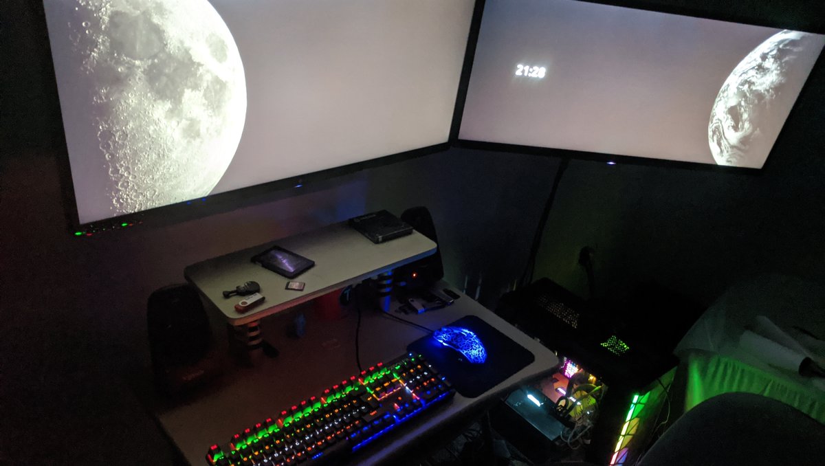 ItsTJFREE's tweet photo. Duel monitor Linux set up.
#duelmonitor #monitors #linux #opensource #computersetup #ledsetup #planets #editing https://t.co/NjFKGEyeAe
