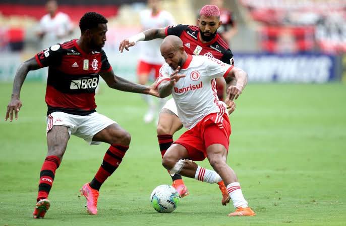 futebol_info's tweet photo. Com a saída de Fausto Silva, Globo quer mudar horário das transmissões de futebol aos domingos.

Ideia da emissora é colocar o futebol para 18h, entregando direto para o Fantástico, que continuará às 20h.

🗞 R7 https://t.co/9BXf3It5QK