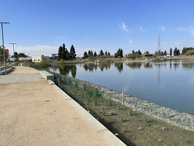 lacountyparks's tweet photo. ๐ถโโโVisit #EarvinMagicJohnsonPark in Willowbrook! ๐ณ Take in the and enjoy our new walking path around the lake! Remember to wear your face covering & physical distance. @CountyofLA @MagicJohnson #LACountyParks https://t.co/4T9uY8efuI