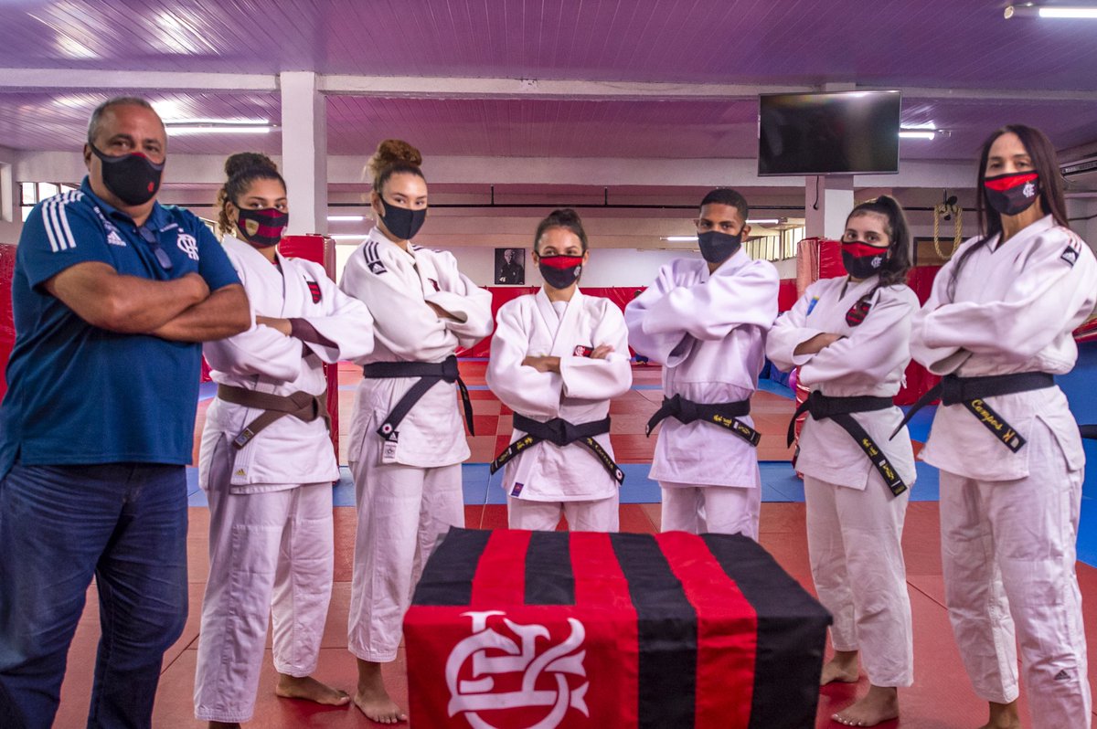 TimeFlamengo's tweet photo. CONTRATOS RENOVADOS! ✍️🥋

Na presença de Guilherme Kroll (VP de Esportes Olímpicos) e Rosicleia Campos (técnica), Eliza Ramos, Kissila dos Santos, Ana Beatriz Correia, Júlio Cesar da Silva e Melanie Lima assinaram novo vínculo com o Mais Querido! #FlaJudô #TimeFlamengo https://t.co/6Q7j5mfxLJ