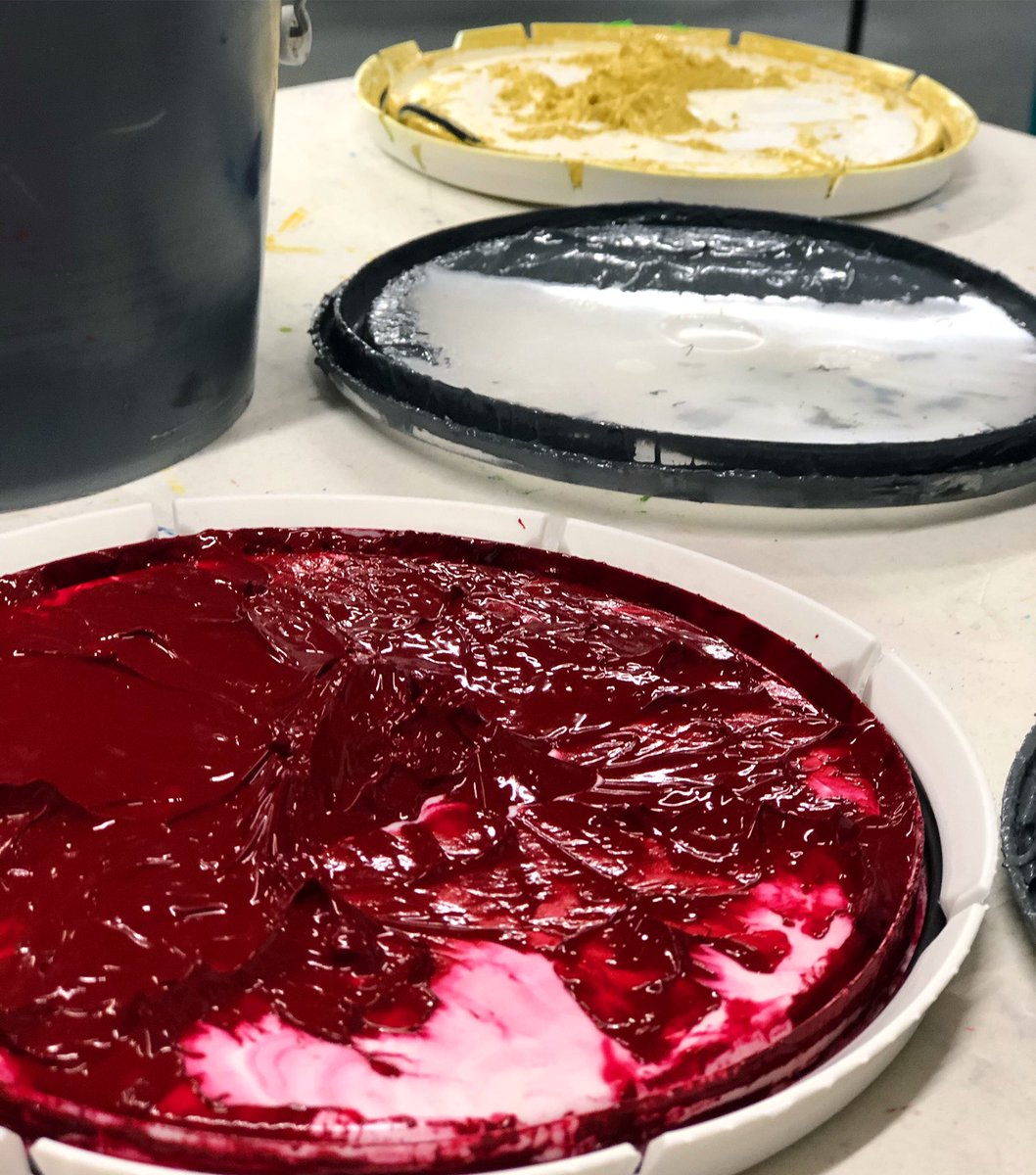 skazmaLLC's tweet photo. It’s Tuesday and we have a full house of staff and work on the machines. Printing, sewing, designing and so much more #tuesdaymotivation https://t.co/WumP6ybFex
.
.
.
#skazma #printerslife #screenprinting #screenprintingshop #topprinters #topofmind #inkcolors #customizeit https://t.co/qFKF13y9Bg