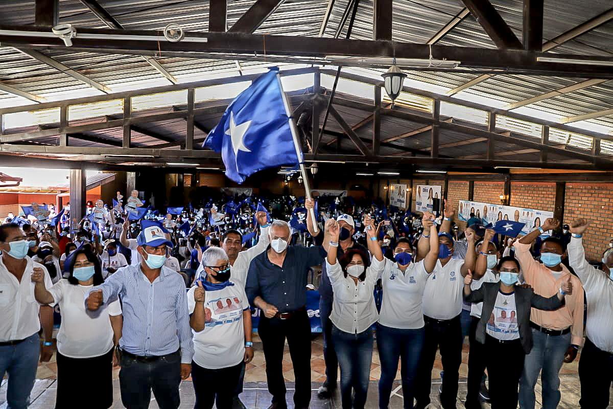 DrMauriciolivaH's tweet photo. ¡El nacionalista ya decidió! Porque Juntos Podemos es el movimiento con una visión clara sobre las nuevas oportunidades para Honduras ¡La victoria es nuestra!
#JuntosPodemos 
#OlivaPresidente 
#HNTerritorioOlivista https://t.co/dAAjcoVF3B