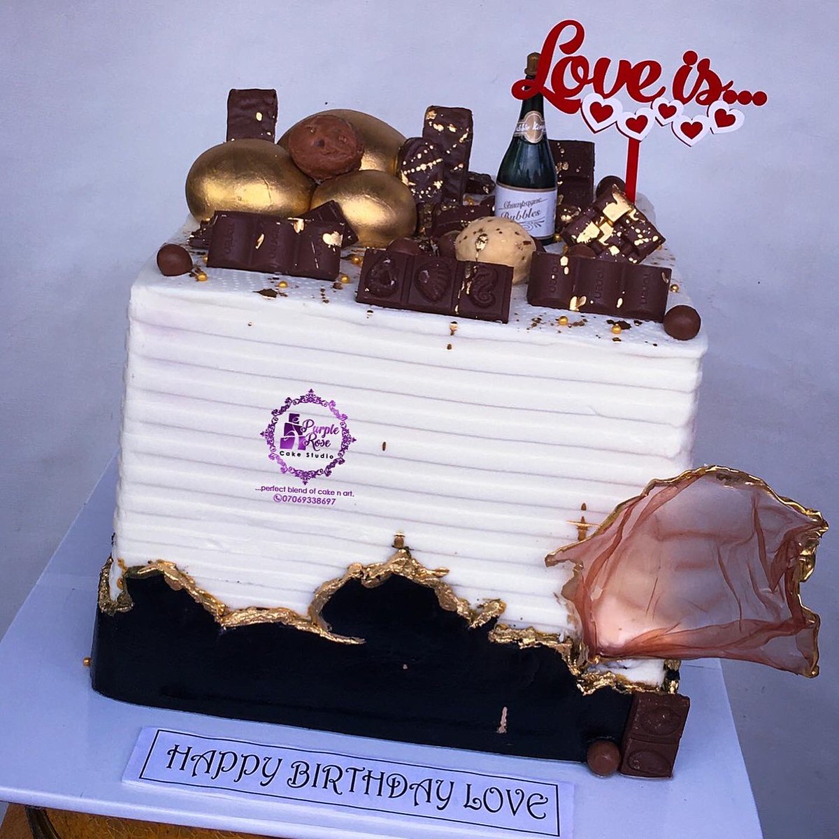 Purplerosecakes's tweet photo. White/Black 😍😍
4 layers 😍😍😍😍
Chocolate toppings🥰🥰🥰🥰 
Decadent all the way inside out.😋😋
Perfect for a BOOOOOOOO
Cake with us @Purplerosecakes 
For bookings/Enquiry: DM/Call/ WhatsApp 07069338697. Thank you.
-
#WhatsApp #iphone13 #BobbyShmurda #AbujaTwitterCommunity https://t.co/1fdCtwkp8U