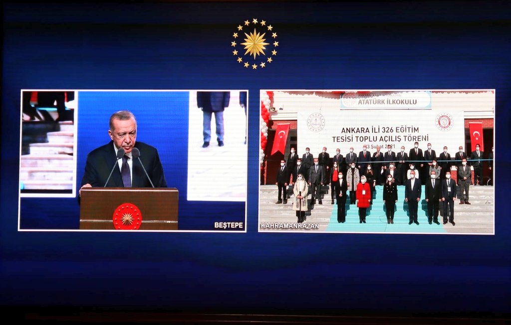 Açılışını yaptığımız yatırımlarla birlikte 184 okulumuz Ankara'da tekli eğitime geçecektir. Böylece şehrimizde tekli eğitim-öğretim yapan okullarımızın oranı yüzde 95'e yükselecektir.
<a href="/tcbestepe/">T.C. Cumhurbaşkanlığı</a> <a href="/RTErdogan/">Recep Tayyip Erdoğan</a> <a href="/tcmeb/">Millî Eğitim Bakanlığı</a> <a href="/ziyaselcuk/">Ziya Selçuk</a> <a href="/AnkaraValiligi/">T.C. Ankara Valiliği</a> <a href="/vasipsahin/">Vasip Şahin</a> <a href="/turanakpinar/">Turan AKPINAR</a>