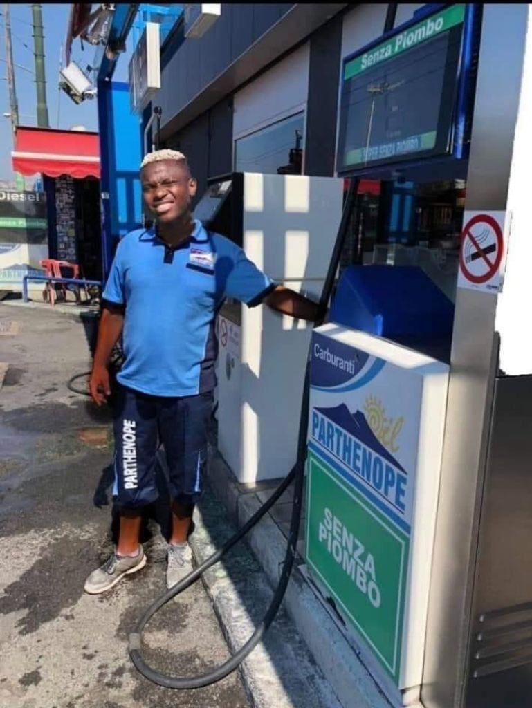 Napoli è una città di vedove.
Io me chiagn a Diego che rifiutò la Juventus... è ma quello Sarri è un professionista, ma perché Higuain no?
O passato nun torn mai come era ma comm sarà?
Ven Sarri? Ma ancora cu chesta squadra?

#Sarri  
Intanto la rosa si deprezza
Si dimezza 👇👇👇