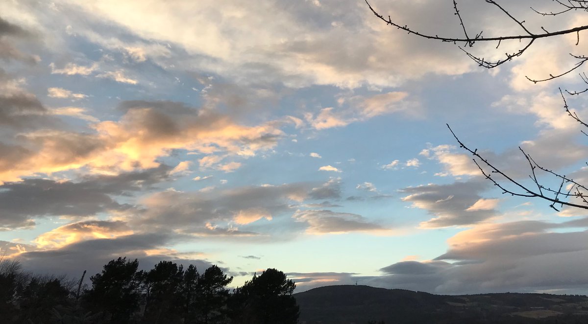 cloudymamma's tweet photo. Tuesday 17:15 hrs sundown sky Inverness, Scotland 
Have a peaceful evening 💛💙 https://t.co/er66yr01kB