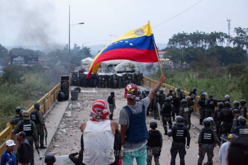 dcabellor's tweet photo. Hace 2 años, el imperialismo y sus lacayo regionales y locales, intentaron invadirnos, el pueblo patriota levantó las banderas de la dignidad, Honor y Gloria a quienes pusieron su vida para defender la Patria, Batalla de los Puentes es Victoria Popular. Nosotros Venceremos!! https://t.co/2c9CTBSV1K