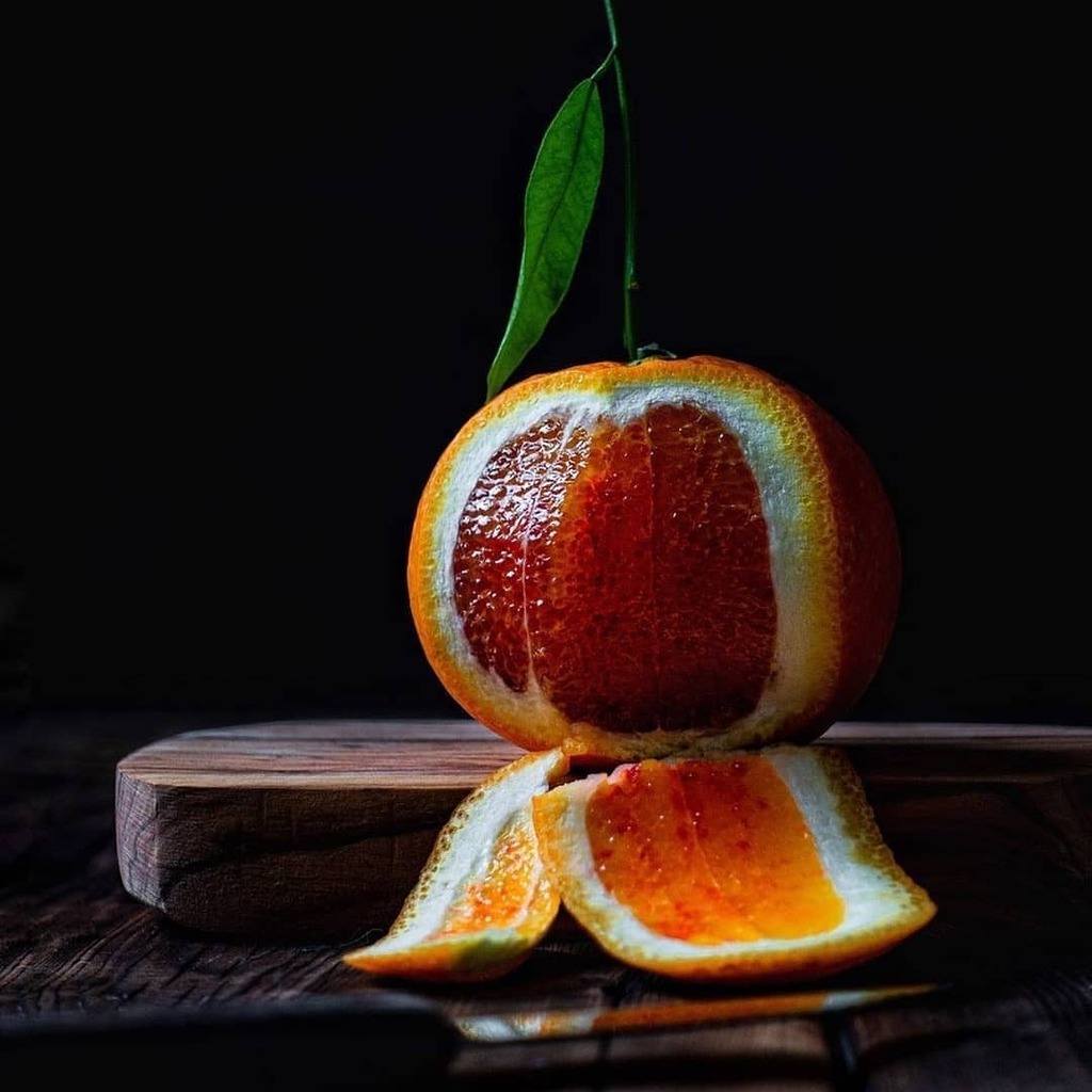 2r_Creative's tweet image. culinary_talents
​
Citrus 🍊
Here it begins my favorite food photography challenge #eatcaptureshare by lovely Kimberly @thelittleplantation.
@haniyeh.nikoo
This is my take on the first theme.
I love the spray of the skin essence on my fingers when I peel or cut a citrus and t…