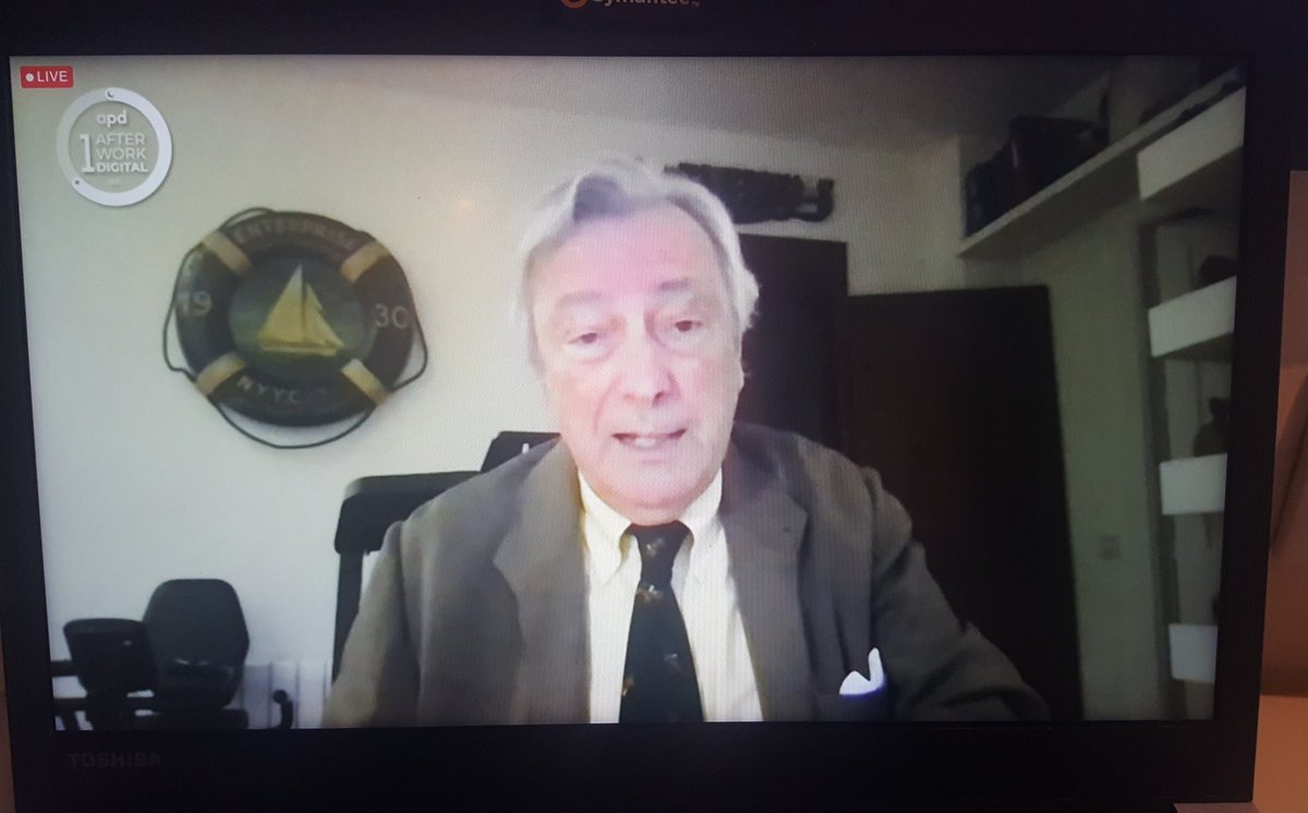 mcaramesperez's tweet photo. 👐la palabra importante es #educacion, siempre brillante Jorge Dezcallar hoy en el #AfterworkBCN @APDasociacion https://t.co/VzCLB5eKwR