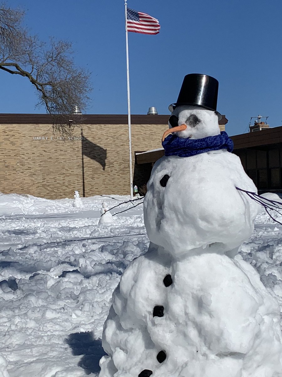Build a Snowman Day here, at Fry! ⛄️ <a href="/harryefryschool/">HarryEFrySchool</a> @BurbankSD111
