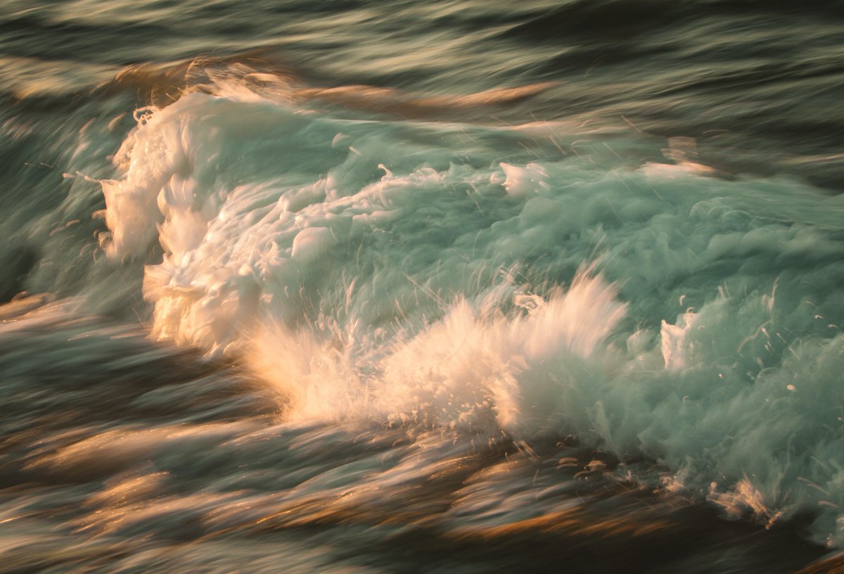 Волны волны плещутся волны песня. Океан волны. Волны на воде. Брызги волн. Обои волны.