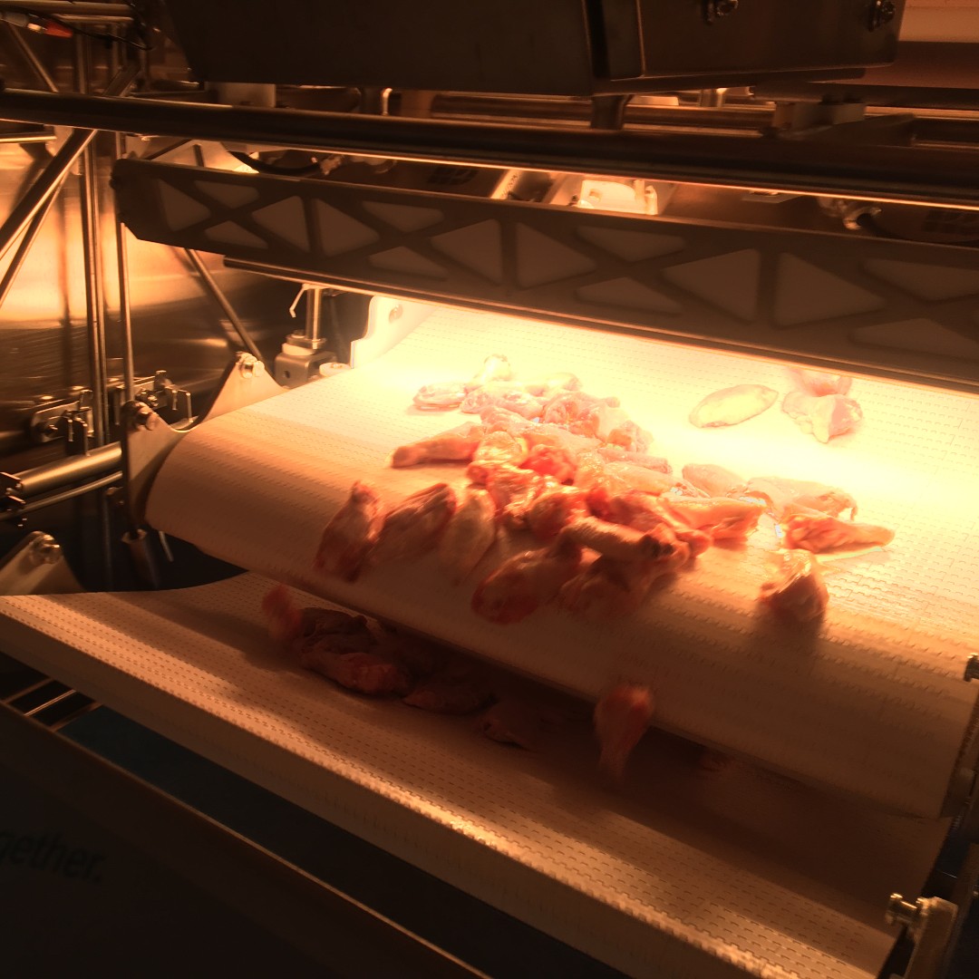 PPOptica's tweet image. We&apos;re currently testing foreign material detection on chicken wings using our double-sided system!

Want to learn how automation can optimize your production? Check out our webinar for #Poultryprocessors on our resource page - bit.ly/3qO2djh

#Whatsinyourfood
#foodsafety