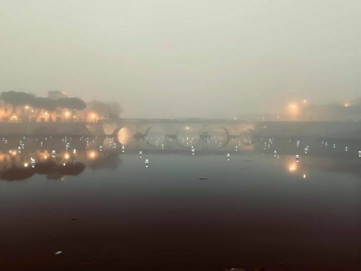 riminisparita's tweet photo. “Dov'è che sono? Mi sembra di non stare in nessun posto...”: l’immutabile fascino di Rimini avvolta dalla nebbia. ❤️🌫
.
Francesca Fabbri Fellini MeteoRimini Meteo Rimini Emilia Romagna Meteo #rimini #myrimini #riminisparita #nebbia #amarcord #federic… https://t.co/wxtgSr14Tx https://t.co/VA191IgQuI