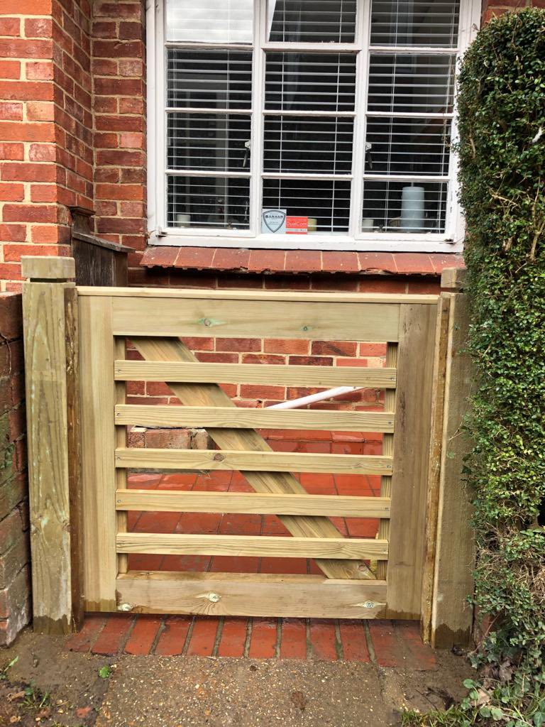 jbsfencing's tweet photo. Custom made gates , call today for a free quote 02392 262075 https://t.co/KNwU7EO4Ls
