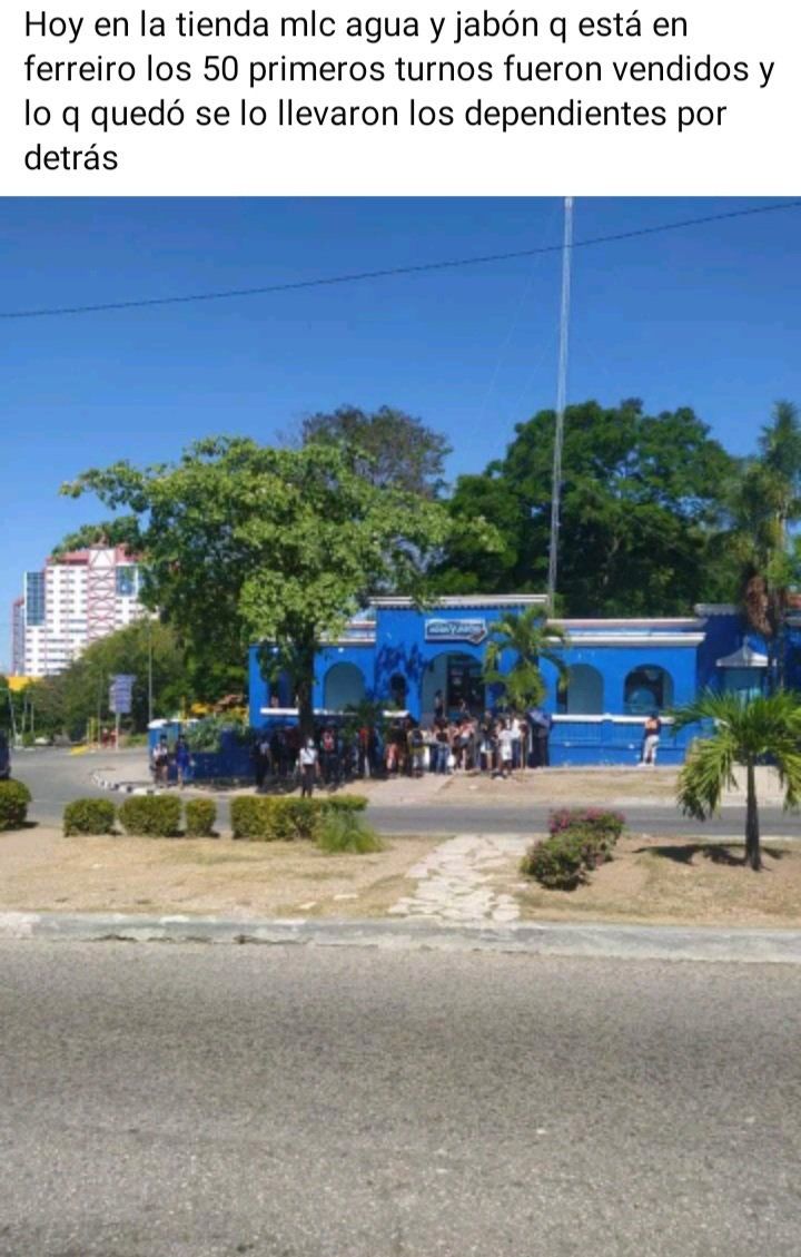 Así es como se combate contra la pandemia no? Obligando a un numeroso grupo de personas a hacer colas a aglomerarse  para adquirir los insumos que necesitan con tu maravillosa idea de las tiendas MLC <a href="/DiazCanelB/">Miguel Díaz-Canel Bermúdez</a> <a href="/R_Malmierca/">Rodrigo Malmierca Díaz</a> <a href="/ONU_es/">Naciones Unidas</a> #PatriaYVida #CambioDeSistema #AbajoElComunismo