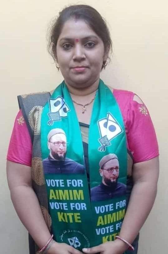 syedsarfaraz89's tweet photo. #_Aimim के बेनर से एक #_हिन्दू_महिला  #बीनाबेन की 
जीत, नफरत की राजनीति करने वालो को ओर #_Aimim को  सिर्फ #_मुसलमानो की #_पार्टी का राग अलापने वालो को करारा जवाब है।एकता का राज चलेगा,
#हिन्दू_मुस्लिम साथ चलेगा ।।
 #AIMIM प्रत्याशी "#बीना_बैन" को बहुत-बहुत मुबारकबाद। ✌️ https://t.co/8rCEsDxhf1
