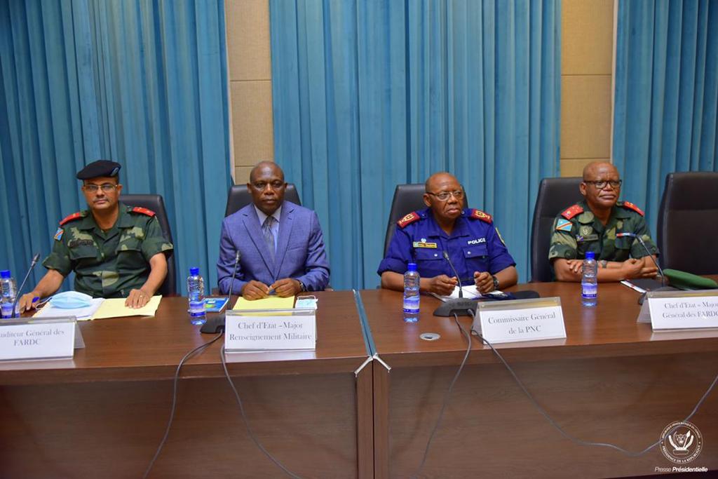 StanysBujakera's tweet photo. #RDC: 2 décisions prises à l'issue de la réunion du conseil de sécurité présidée par Fatshi

•Les ambassadeurs et autres responsables d représentations, ne peuvent + quitter Kinshasa pour l'intérieur sans en informer le chef de la diplomatie 

• Rétablir sécurité zones rouge https://t.co/Z9CJjXKqJ5